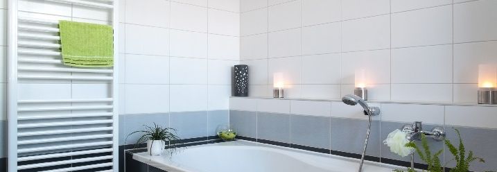 Modernes Badezimmer mit großem Handtuchwärmer.